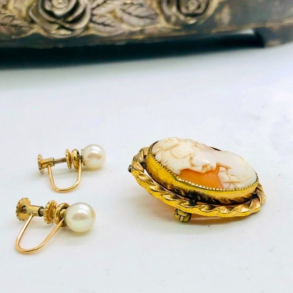 Antique Vintage Left Facing Cameo Pendant & Pearl Earrings - Picture 10 of 12